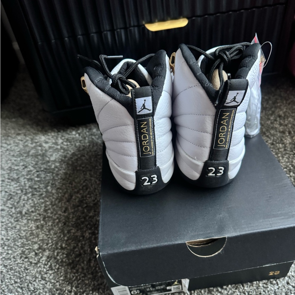 Jordan 12 Taxi - Kids - Picture 2 of 4